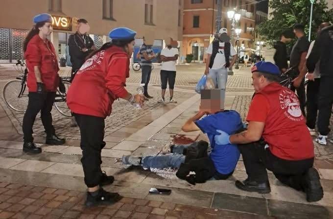 Saronno, ennesima rissa in centro, colpi di bottiglia, sangue e due feriti Saronno rissa piazza