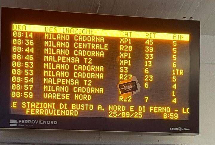 Guasti a Busto Arsizio e Saronno treni in ritardo verso Milano e Malpensa, passaggio a livello abbattuto sulla S4 treni trenord malpensa ritardi