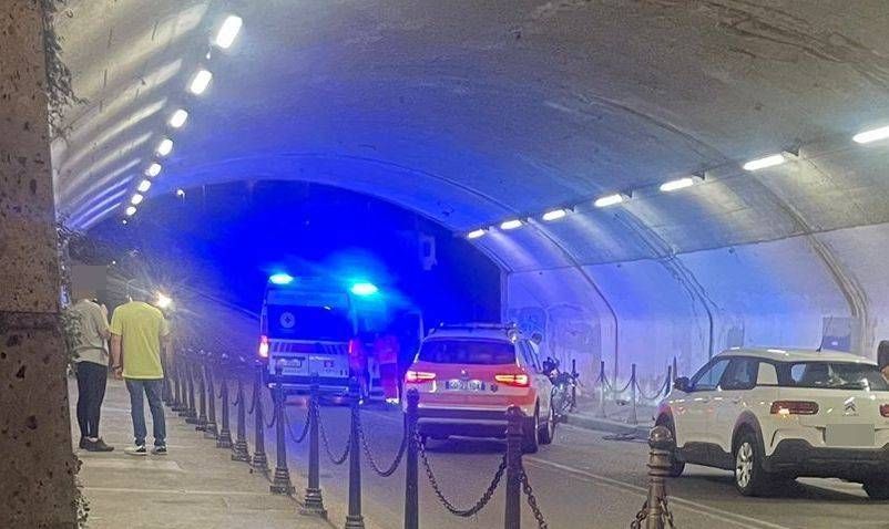Saronno, perde il controllo della moto e abbatte i paletti del sottopasso Saronno incidente sottopasso moto