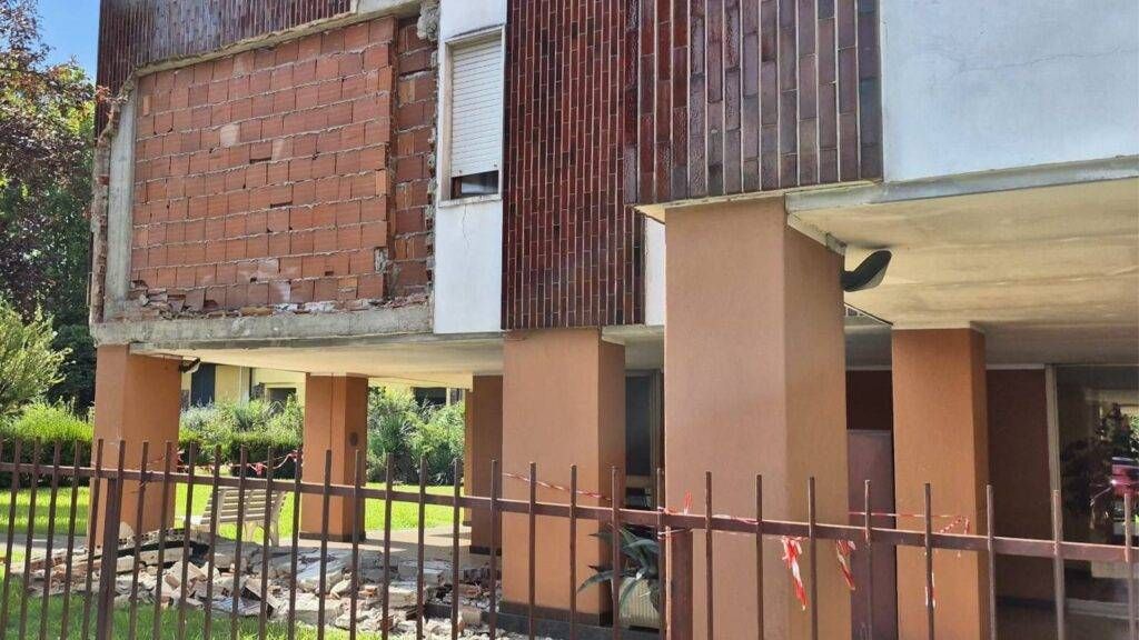 Paderno, crolla una porzione di facciata: 20 famiglie evacuate all’ora di pranzo crollo facciata paderno 1024x576