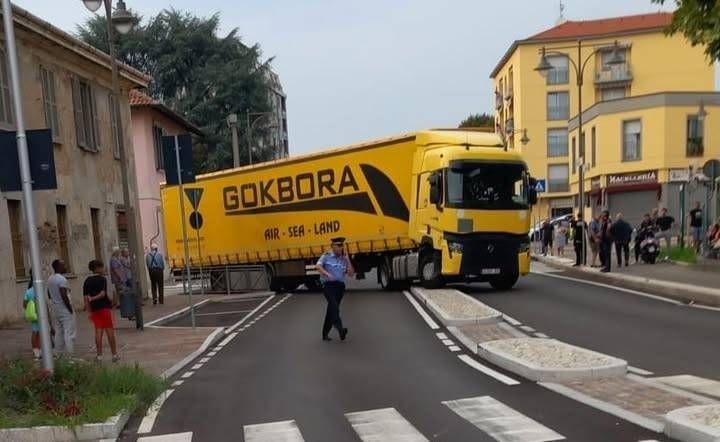 Tir s’incastra e blocca la Varesina in entrambe le direzioni a Bollate: caos all’ora di punta Tir blocca Varesina Bollate