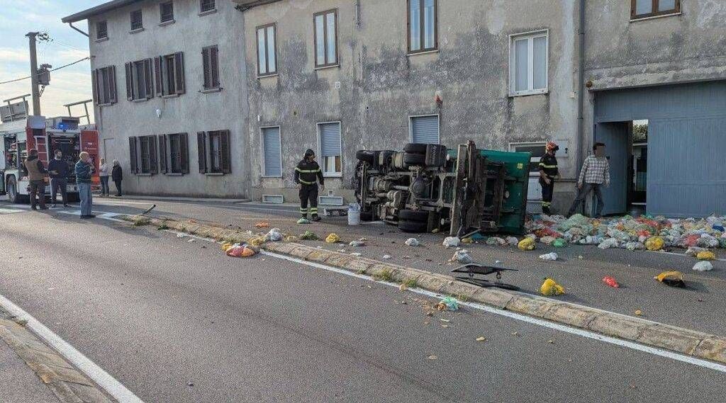 Cogliate, furgone dei rifiuti si ribalta, tragedia sfiorata sulla provinciale per Rovello Porro cogliate rifiuti ribalta