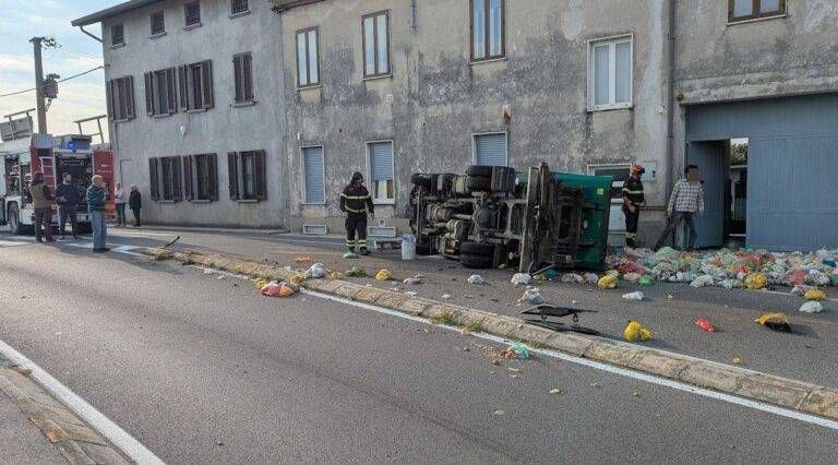 Cogliate, furgone dei rifiuti si ribalta, tragedia sfiorata sulla provinciale per Rovello Porro cogliate rifiuti ribalta
