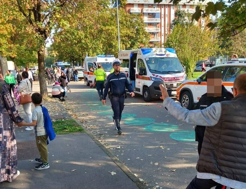 Baranzate, fuga di gas a scuola, evacuazione di massa, sindaco sul posto | VIDEO Baranzate evacuazione scuola gas