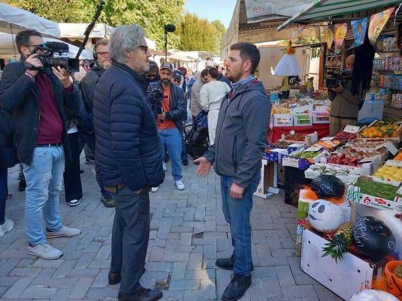 Paolo Del Debbio e la troupe di Rete4 oggi al mercato di Bollate del debbio Bollate