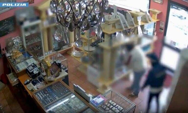 Bollate, finta pattuglia della Polizia Locale rapina una gioielleria: otto arresti a Milano | VIDEO Bollate rapina gioielleria Polizia locale