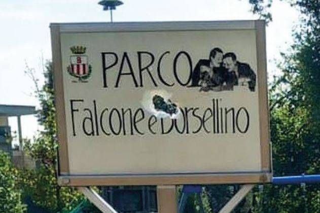 Bollate, spaccata ancora la targa dedicata a Falcone e Borsellino Bollate targa Falcone Borsellino
