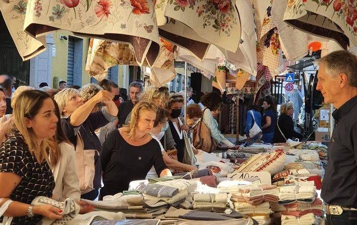 L’originale Consorzio de Gli Ambulanti di Forte dei Marmi a Lainate sabato 25 ottobre forte dei marmi