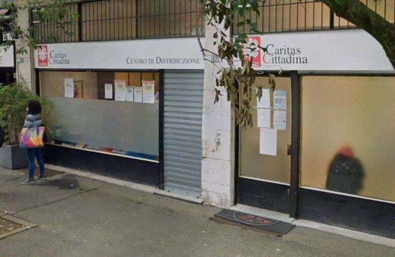 Garbagnate, la Caritas sospende la raccolta di abiti usati Garbagnate Caritas sospende raccolta