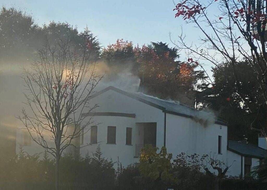 Incendio sul tetto di una villa a Lainate Immagine WhatsApp 2025 10 27 ore 17.49.23 8cfff309 1024x727