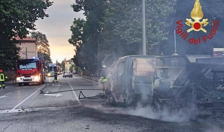 Caos in Varesina nell’orario di punta per incendio furgone rifiuti incendio rifiuti varesina