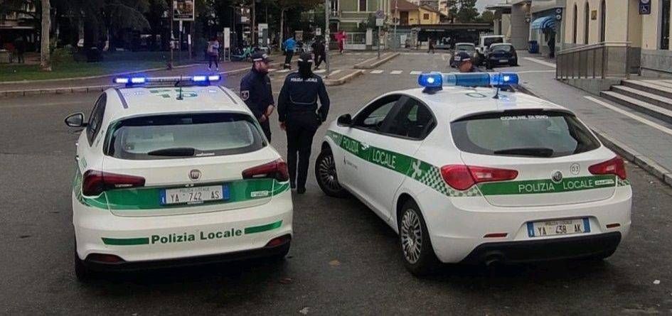 Guida da 7 anni con patente revocata, già fermato il giorno prima, passa col rosso: denunciato Rho patente revocata