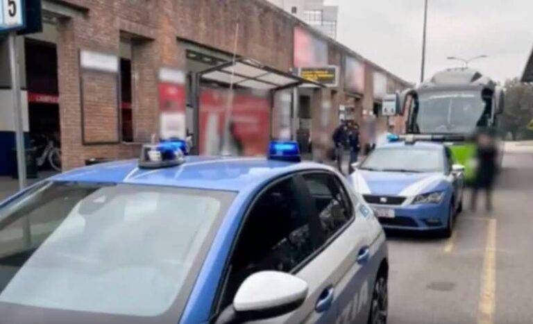 Tutti giù dal pullman, arrestato l’autista | VIDEO pullman autista milano arrestato