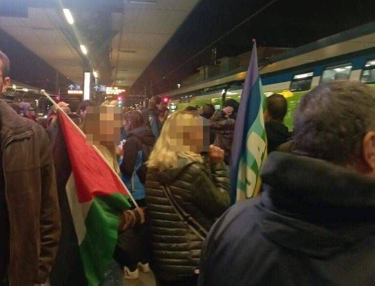 Flotilla Gaza Saronno binari treni occupati