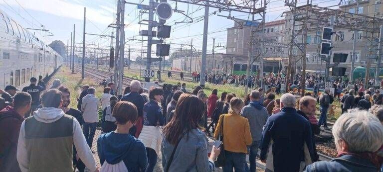 Flotilla, a Saronno binari della stazione occupati e manifestazione in città Saronno Binari occupati stazione