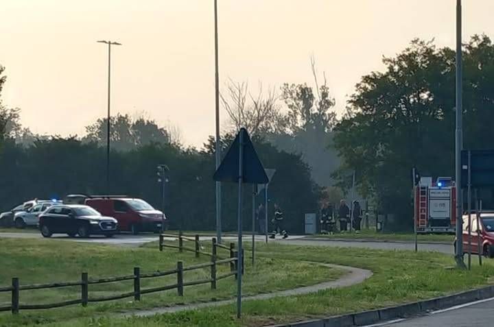 Incidente a Solaro con auto ribaltata, strada chiusa al traffico incidente solaro ribaltata