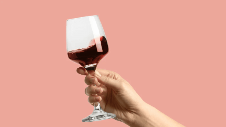 Iper La grande i presenta “Giro d’Italia in 100 Vini”: un viaggio-evento alla scoperta delle migliori etichette italiane a Il Centro di Arese calice grandi vigne 768x432