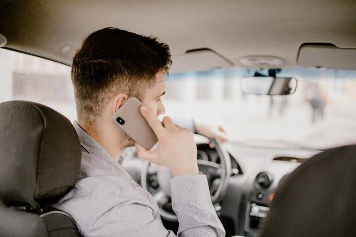 Telefono in mano dietro la pattuglia di Solaro, sospesa la patente telefonino patente solaro
