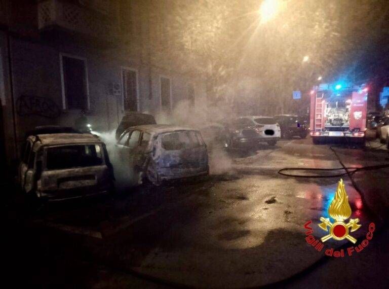 Incendio di notte a Milano distrugge 2 auto e ne danneggia altre due, terzo episodio in una settimana incendio milano auto bruciate