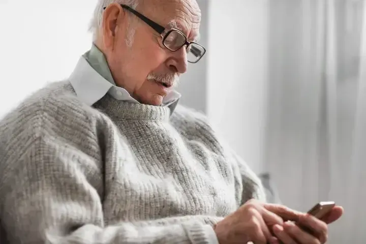 Meda, l’inganno sullo smartphone: “Pagamento sospetto, ci chiami subito”. Pensionato truffato per 1.600 euro Anziano telefono sms truffa