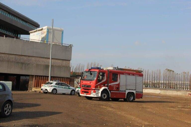 Arese, uomo con la mano incastrata nel parcheggio de “Il Centro”: soccorso dai vigili del fuoco elicottero arese incidente lavoro