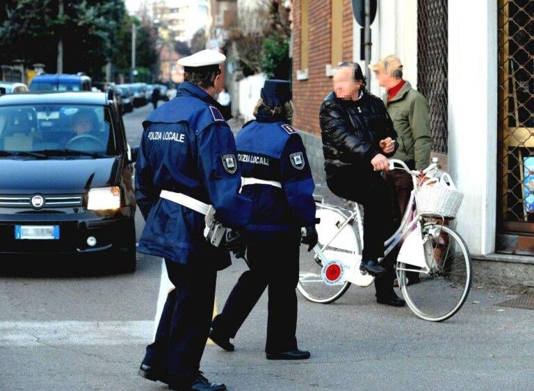 Arese, gli agenti della Polizia Locale in servizio con la bodycam Arese Polizia Locale bodycam