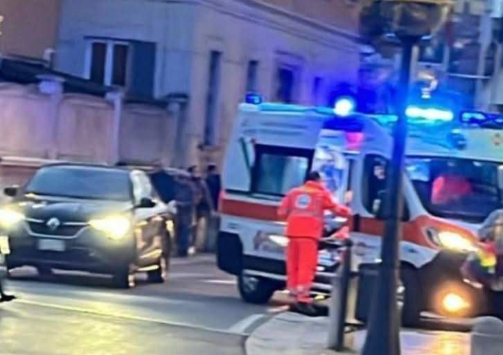 Bollate, ferma monopattino contromano, agente di Polizia locale aggredita Bollate botte monopattino