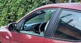 Bollate, nuova strage di vetri: cresce la rabbia tra i residenti Bollate strage vetri rabbia