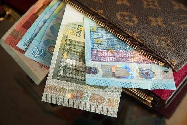 Cesate, due portafogli smarriti, due finali diversi… Cesate due portafogli smarriti