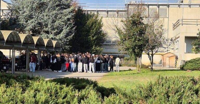 Paderno Dugnano, studenti del Gadda in protesta per il freddo nelle aule Paderno Dugnano studenti Gadda sciopero