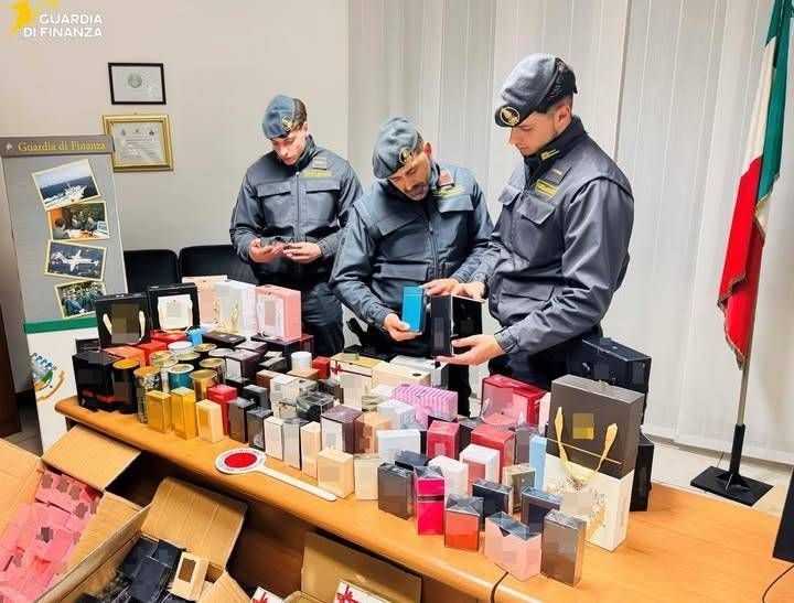 Maxi-sequestro di profumi falsi pronti per le vendite natalizie profumi falsi cornaredo