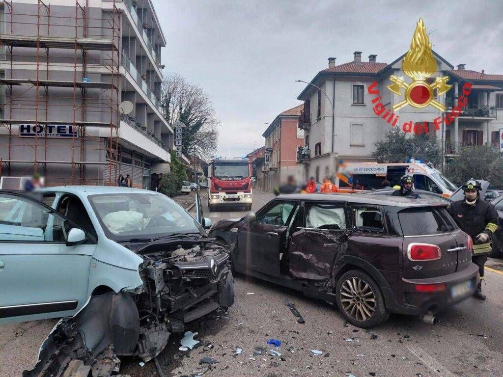 Incidente a Seveso, 4 feriti, intervento dei pompieri IMG 20251130 180839 601 1024x768