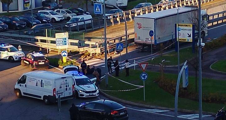 Elicottero a Garbagnate per donna investita sulla Varesina: è gravissima – VIDEO incidente varesina elicottero