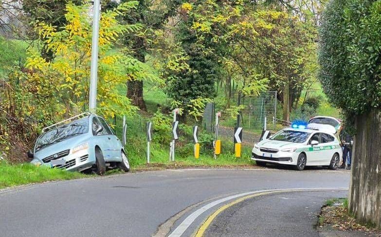 Limbiate, auto fuori strada, due feriti al Ceresolo Limbiate incidente ceresolo