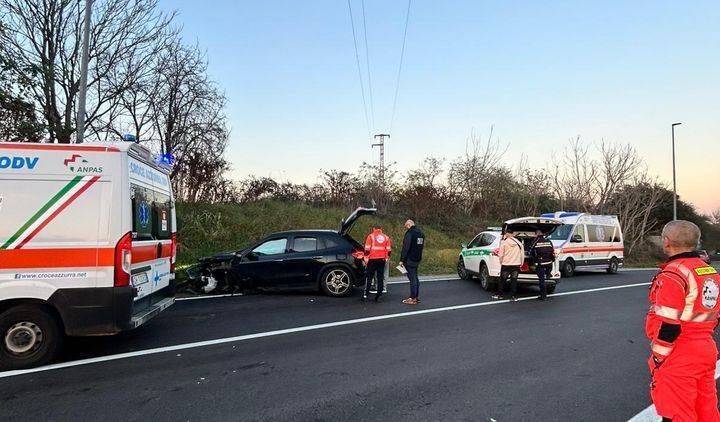 Incidente ad Origgio, 4 feriti dopo lo schianto contro palo della luce Incidente Origgio