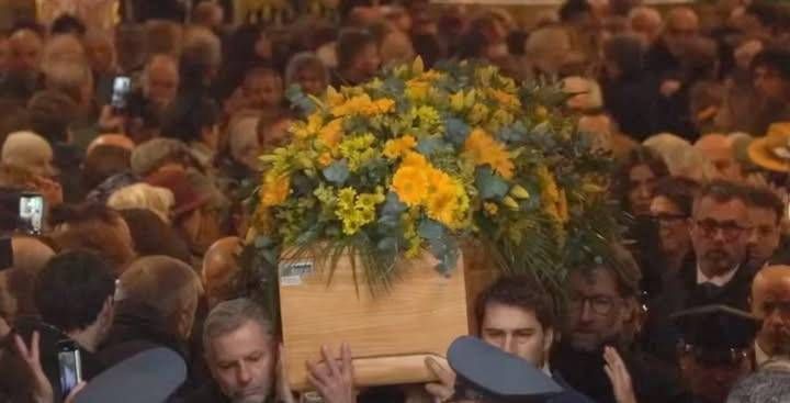 Funerali Ornella Vanoni a Milano, l’omelia di don Garbini: la Sant’Allegria e il fate memoria di me Ornella Vanoni funerali
