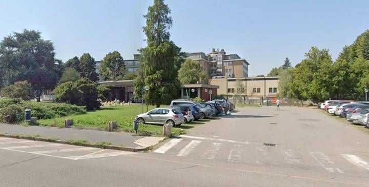 Bollate, davanti all’ospedale, uno distrae e l’altro ruba la borsetta dal sedile Ospedale Bollate