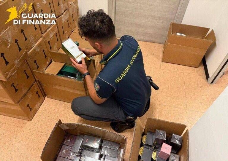 Saronno, sorpresa a vendere in strada profumi falsi: nel box ne aveva quasi 7000 saronno profumi