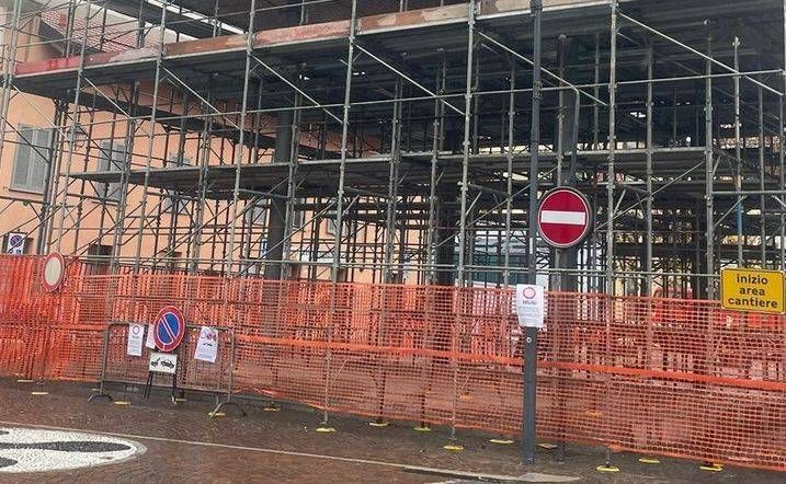 Ceriano Laghetto, lavori in piazza Diaz, si rifà la tettoia, parcheggi spostati Ceriano Laghetto lavori tettoia piazza Diaz