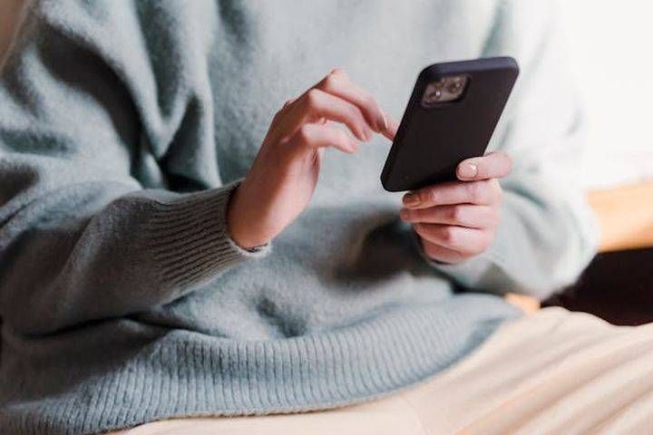 Bollate: sms truffa per mancato pagamento della Tari donna sms truffa cellulare