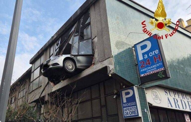 auto penzoloni parcheggio