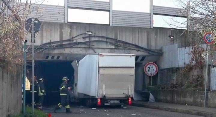 Baranzate, furgone incastrato nel sottopasso dell’autostrada A8 Baranzate furgone sottopasso