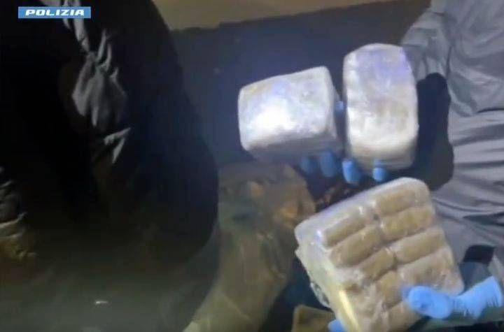 Bollate, oltre 700 chili di droga nel box, 33enne arrestato dalla Polizia – VIDEO Bollate droga Polizia