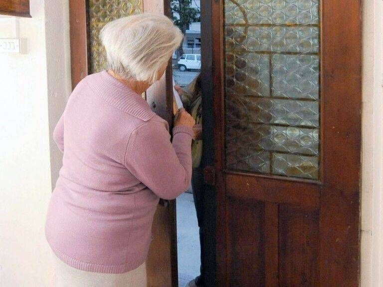 Paderno, abusi sessuali su malata di Alzheimer: arrestato operatore della consegna pasti Bollate furto raggiro anziana