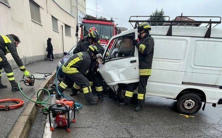 Incidente a Bollate, uomo incastrato nel furgone Bollate incidente Pellico