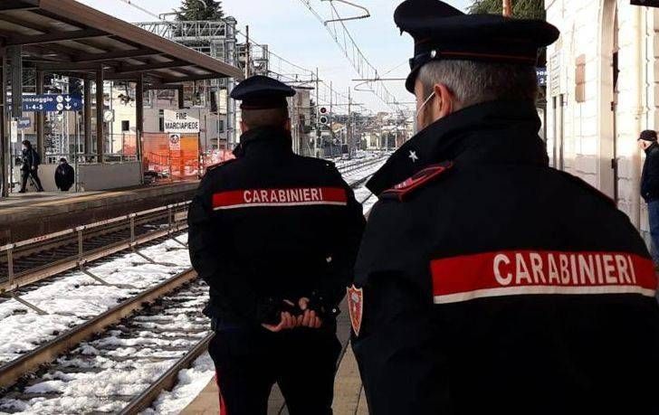 Aggressione e guasto allo scambio, ritardi dei treni tra Tradate e Milano carabinieri stazione