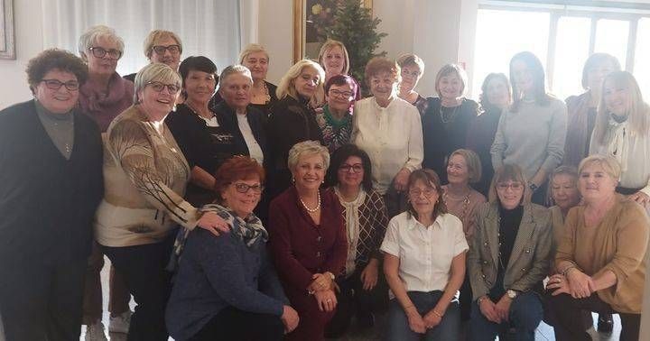 A Cogliate, ex alunne in festa con la maestra Antonia per i suoi 90 anni maestra antonia