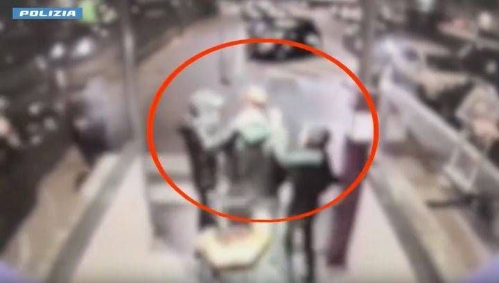 Lo seguono in metropolitana poi scatta la rapina della collana, arrestati – VIDEO milano rapina metro