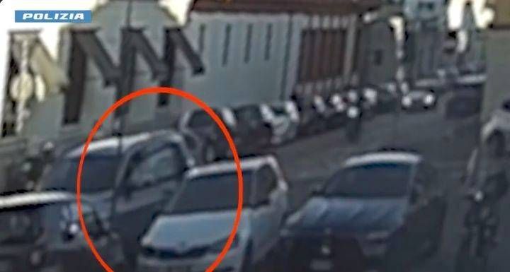 Milano, seguita in scooter per strapparle gli orecchini con diamanti – VIDEO Milano rapina orecchini scooter