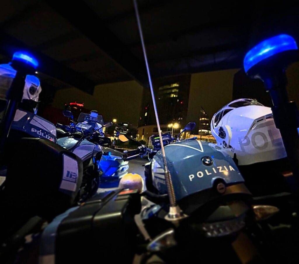 Accoltellamento in piazza Duomo, la Polizia arresta 21enne egiziano irregolare e con precedenti Polizia milano Notte 1024x904